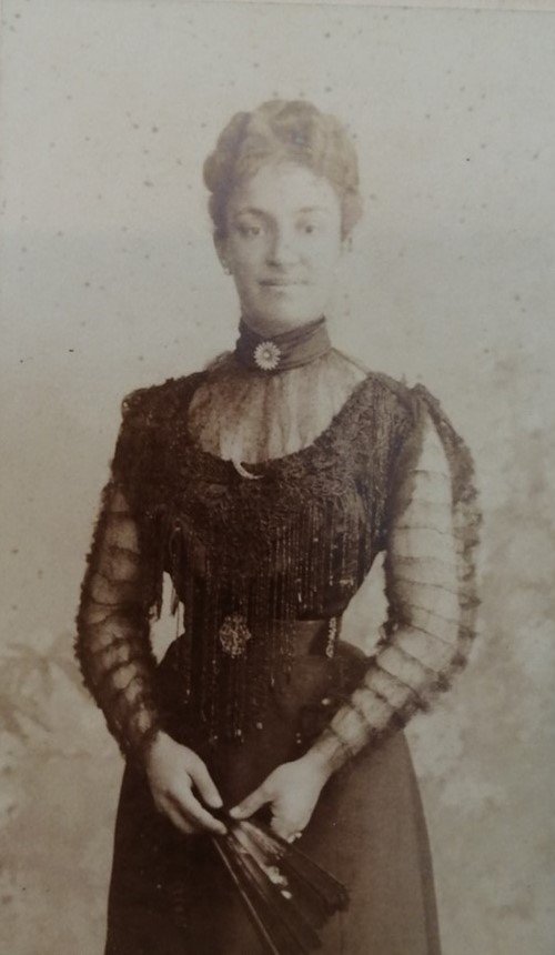 Juliette Folville avec un éventail