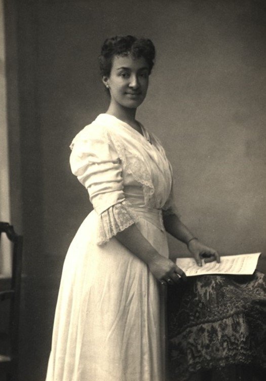 Juliette Folville, debout avec une partition