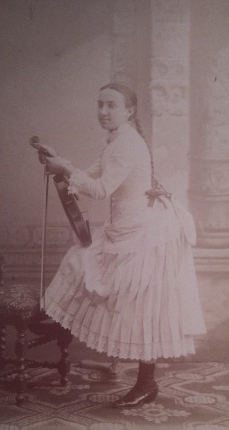 Juliette Folville, jeune fille avec un violon